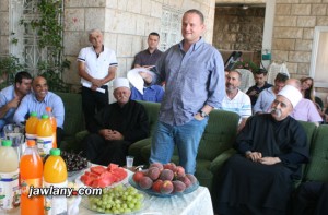 مدير مكتب رئيس الحكومة الإسرائيلية، هارئيل لوكر، في زيارة للشيخ طاهر أبو صالح في وقت سابق هذا العام