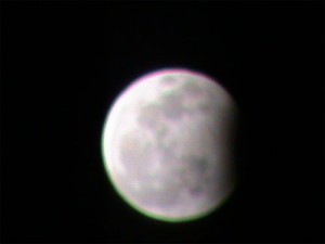 يقول سيطان: التقطت في ليل 31\12\2009-01\01\2010 في سماء الجولان، حيث القمر في خسوف جزئي تزامن مع حالة نادرة لظهور القمر بدرا مرتين في نفس الشهر القمري، حدثت آخر مرة قبل 20 عاماً.