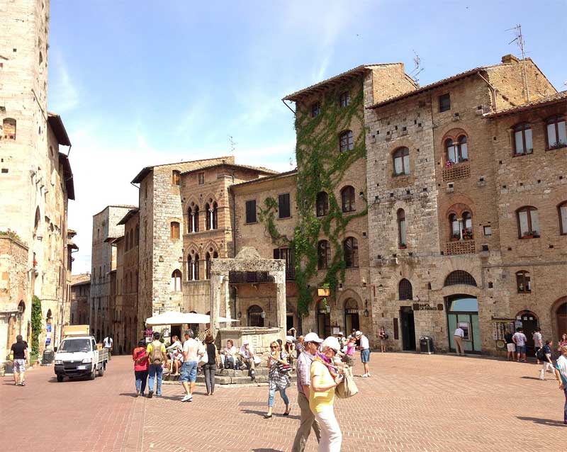 "Piazza della Cisterna 2013" by Sunnya343 - Own work. Licensed under CC BY-SA 3.0 via Wikipedia - http://en.wikipedia.org/wiki/File:Piazza_della_Cisterna_2013.jpg#mediaviewer/File:Piazza_della_Cisterna_2013.jpg