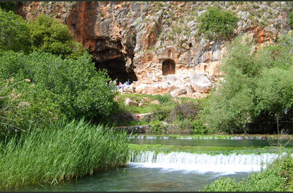 المغارة التي ينبع منها أهم روافد نهر الأردن ومعبد بان