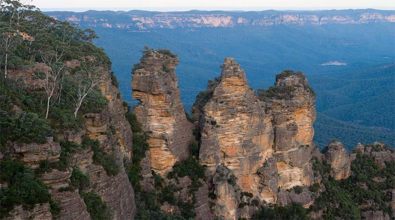 "Blue mountains - three sisters". Licensed under CC BY-SA 2.5 via Wikimedia Commons - http://commons.wikimedia.org/wiki/File:Blue_mountains_-_three_sisters.jpg#mediaviewer/File:Blue_mountains_-_three_sisters.jpg