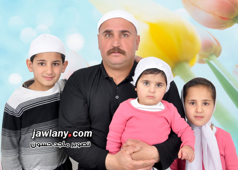 الأب إياد حسين الحرفاني وأطفاله الثلاثة